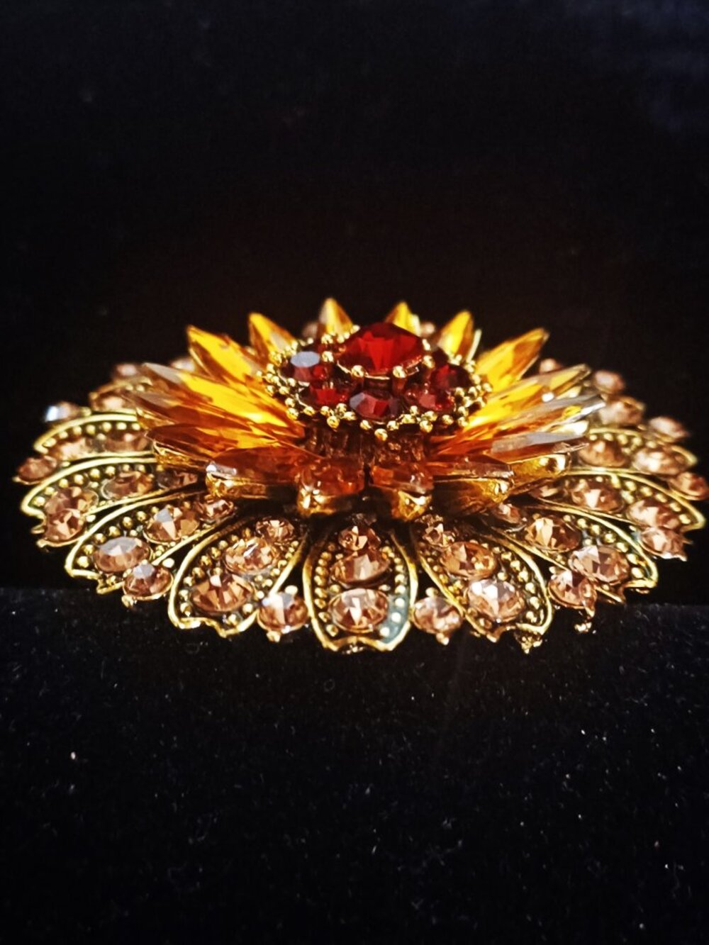 Stunning Gold Rhinestone Brooch - Picture 2 of 4